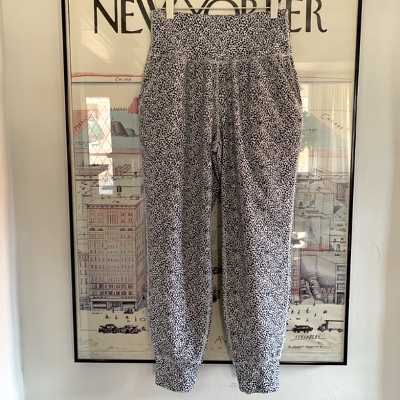 NWOT Old Navy Powersoft track pant in white + black dots size M - Picture 3 of 6
